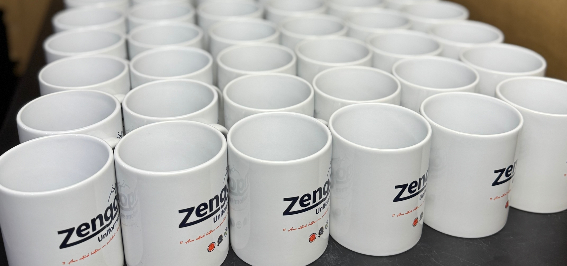 Padronização em lote de canecas personalizadas